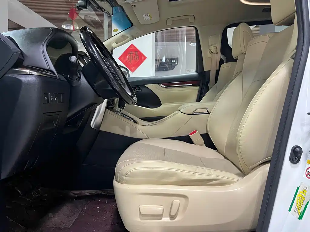 Toyota Alphard — миниатюра 5