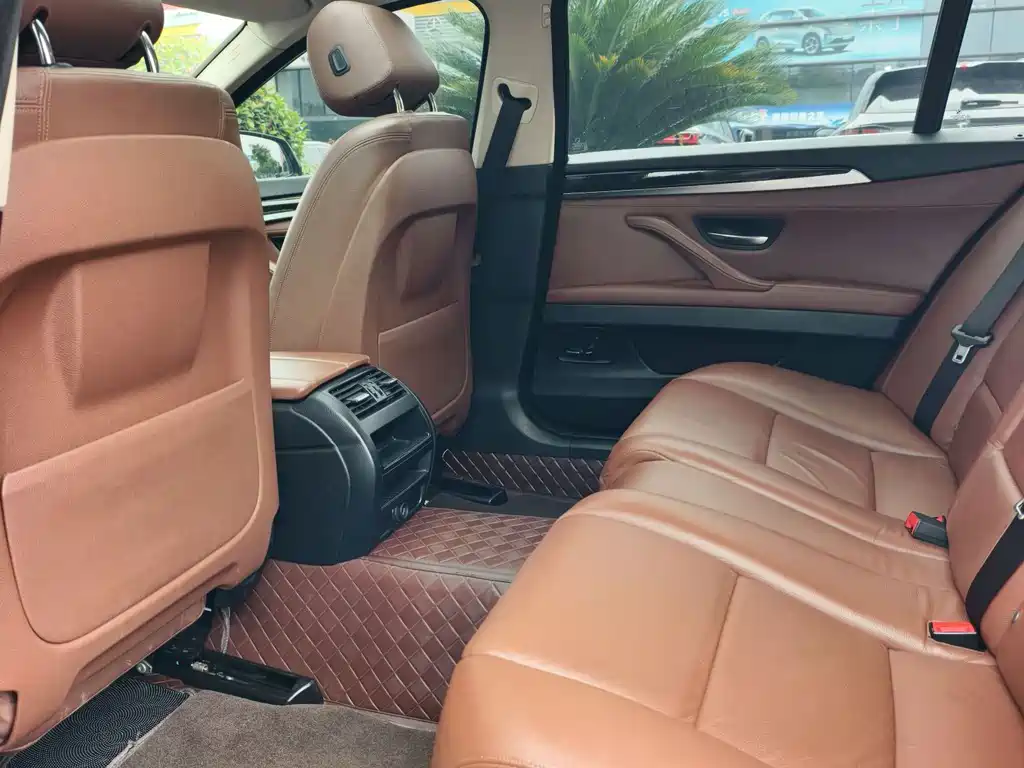 BMW 5 Series — миниатюра 13