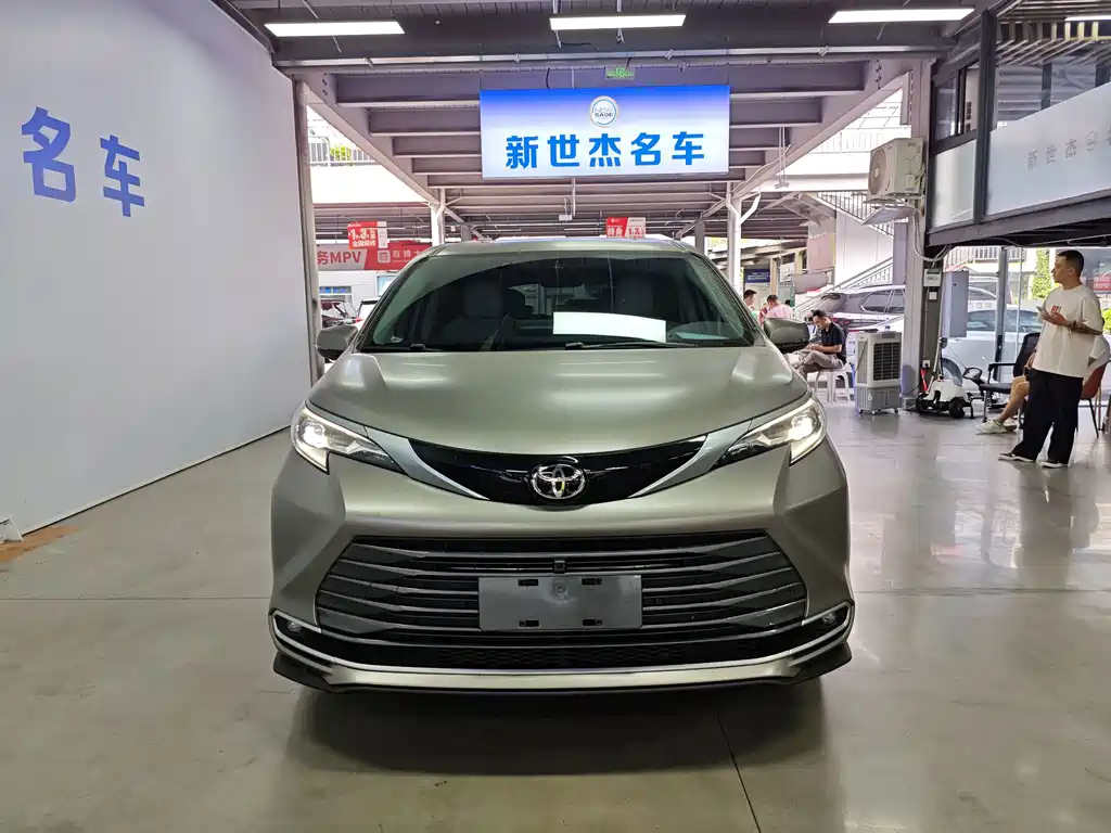 Toyota Sienna — миниатюра 2