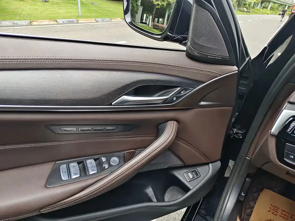 BMW 5 Series — миниатюра 11