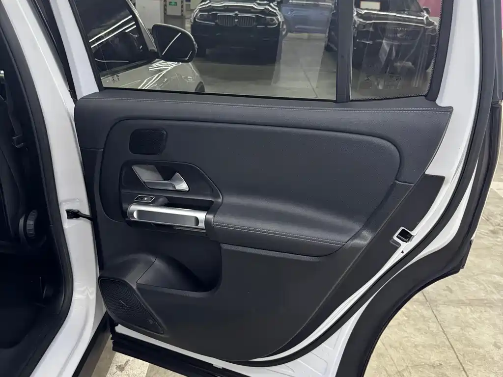 Mercedes-Benz GLB — миниатюра 12