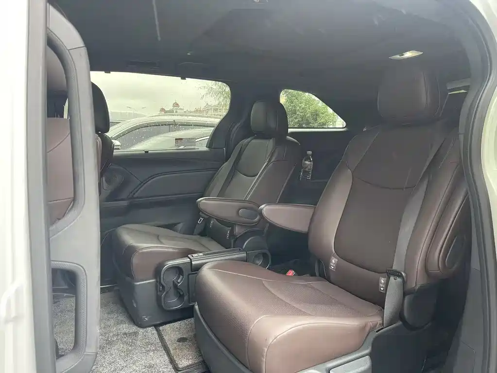 Toyota Granvia — миниатюра 9