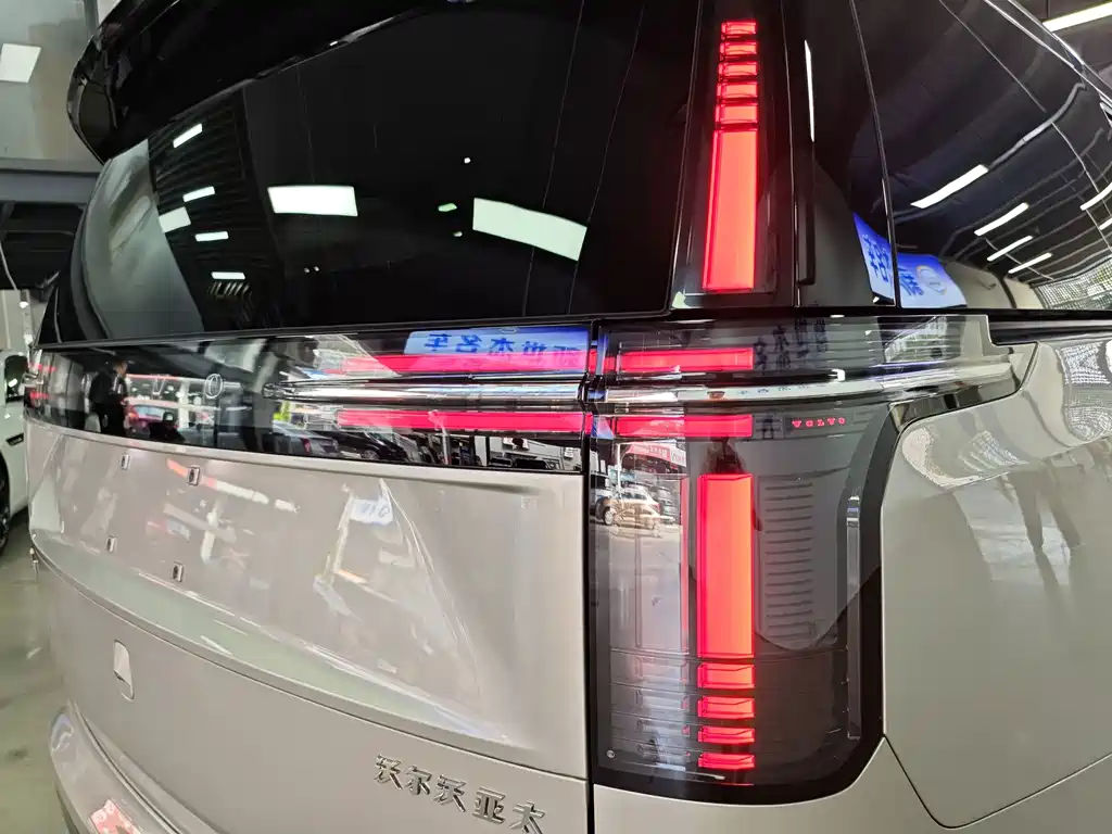 Volvo EM90 — миниатюра 17