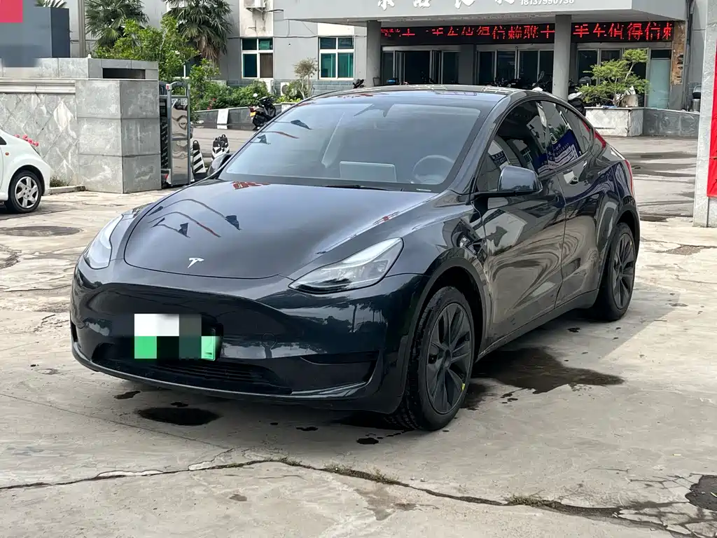 Tesla Model Y 2024