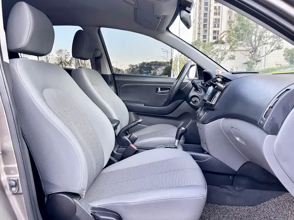 Hyundai Elantra — миниатюра 9
