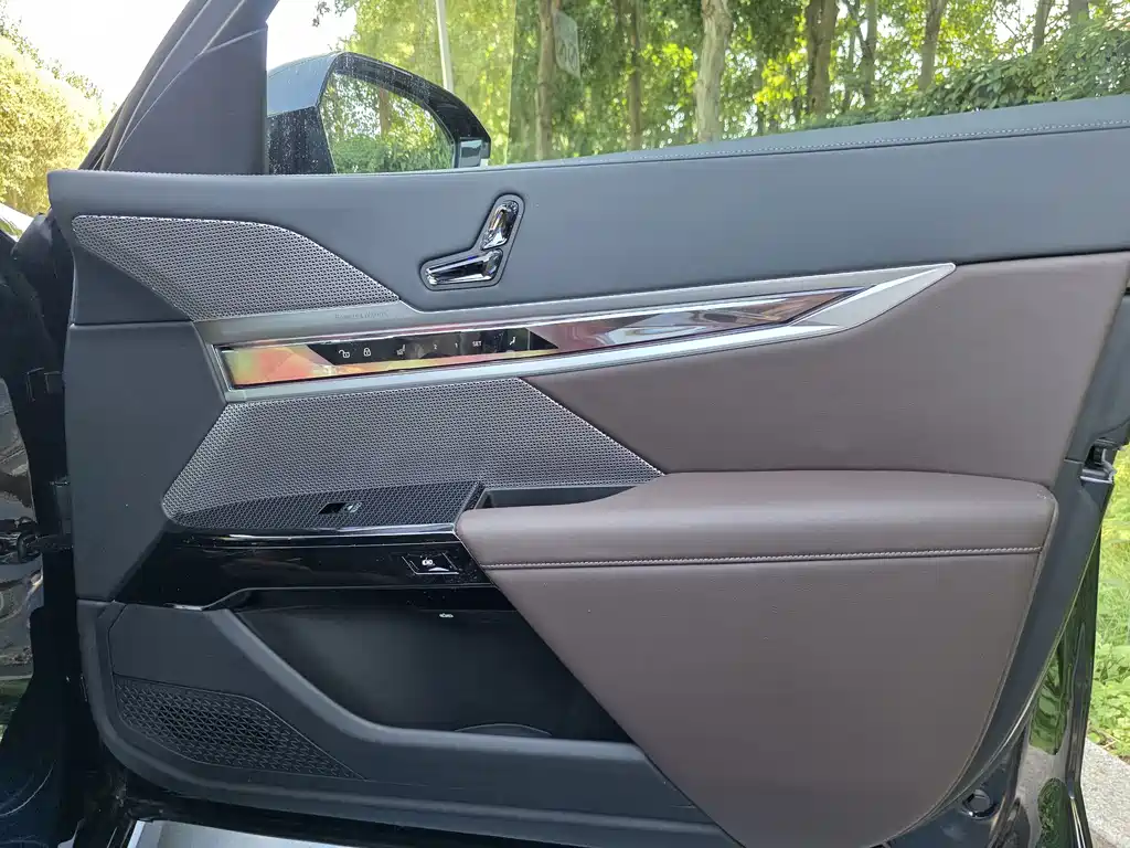 BMW 7 Series — миниатюра 10