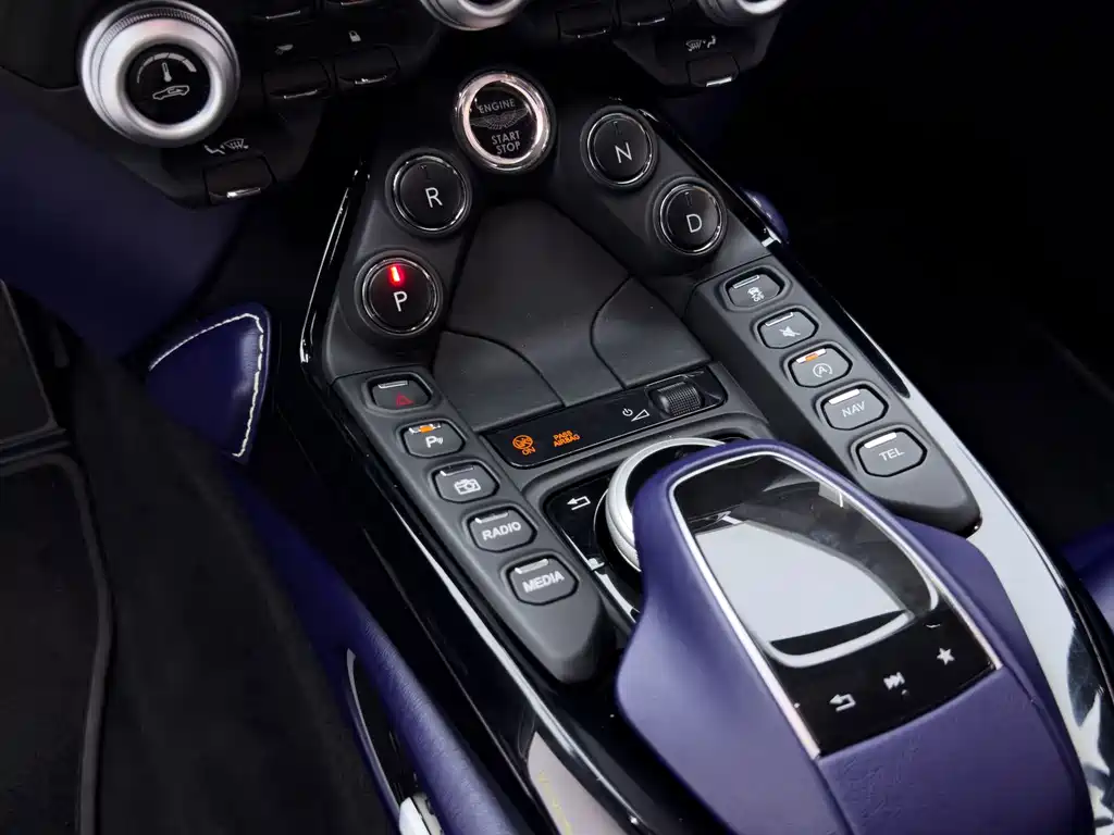 Aston Martin V8 Vantage — миниатюра 19