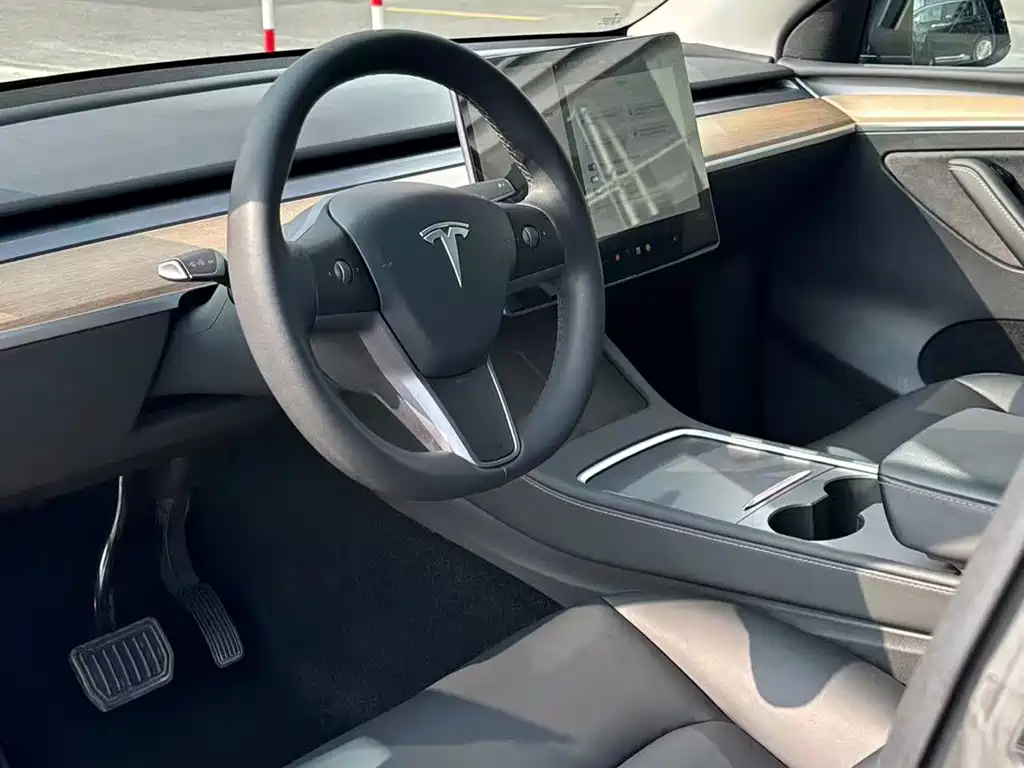 Tesla Model 3 — миниатюра 10