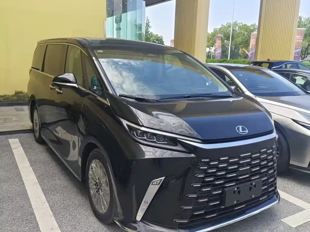 Lexus LM 0