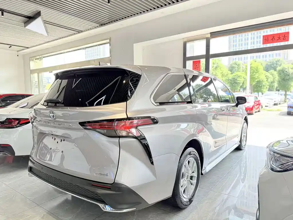 Toyota Granvia — миниатюра 11