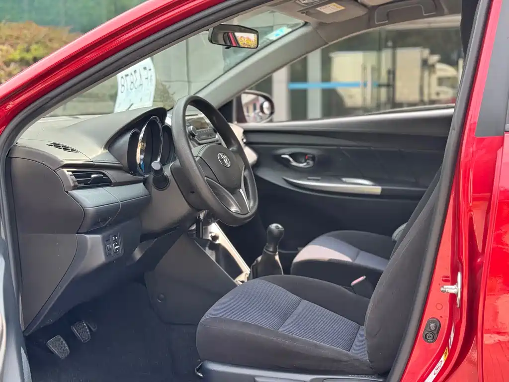Toyota Yaris L — миниатюра 4