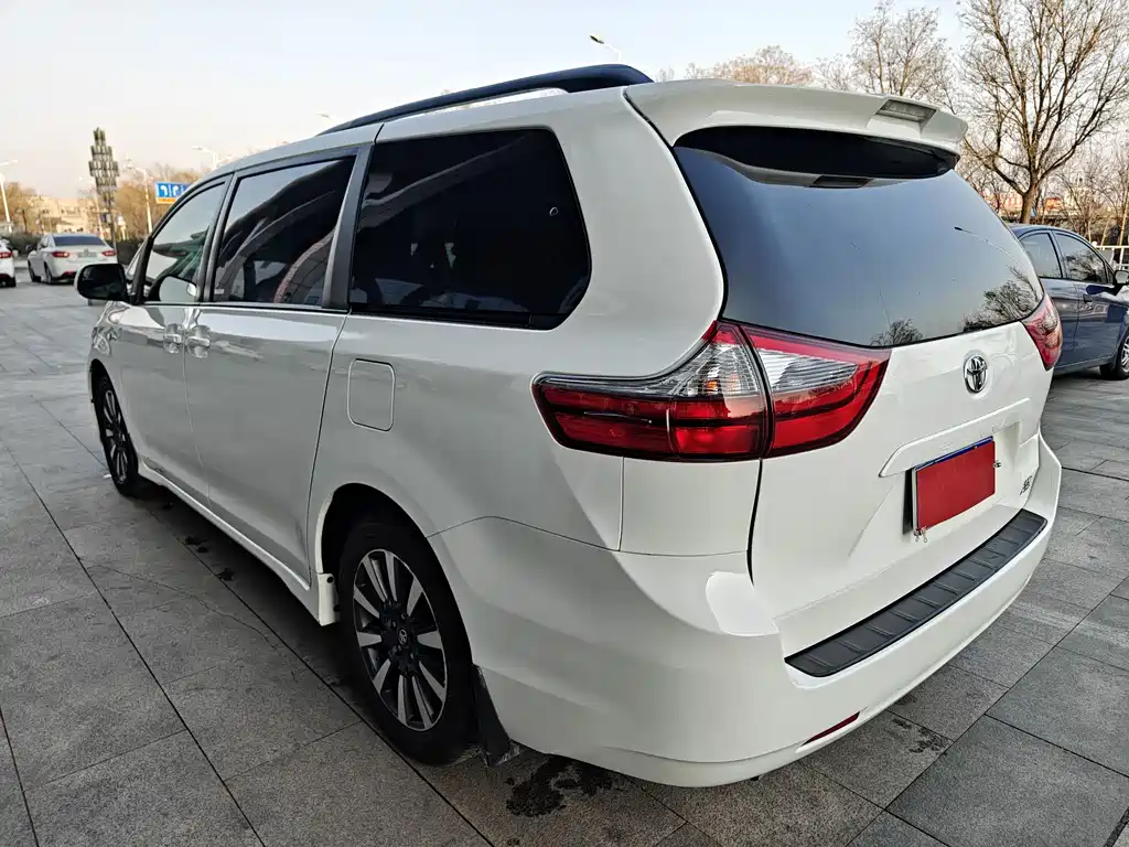 TOYOTA SIENNA