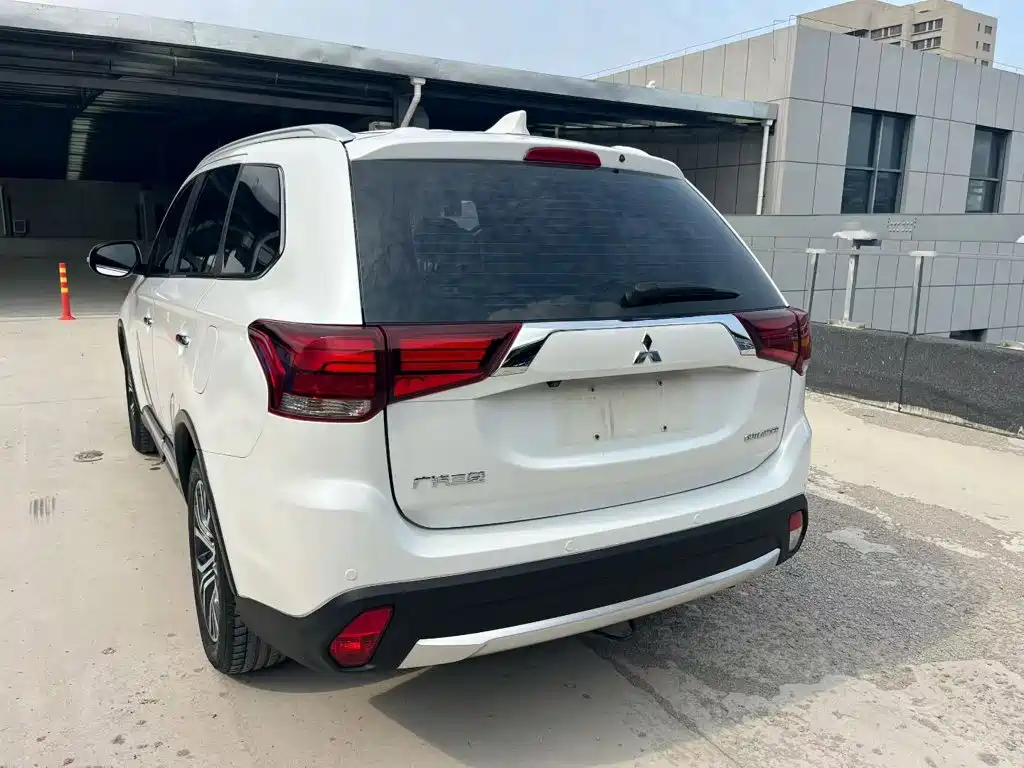 Mitsubishi Outlander — миниатюра 5