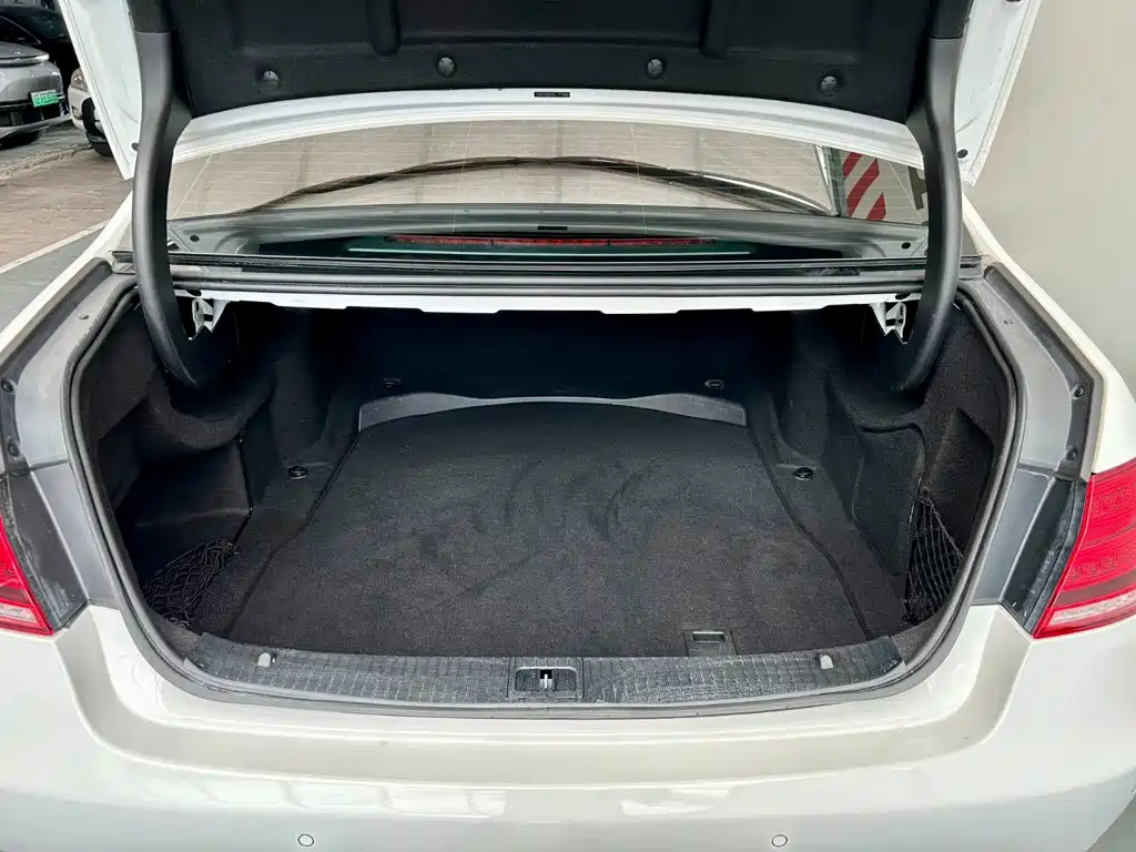 Mercedes-Benz E-Class — миниатюра 17