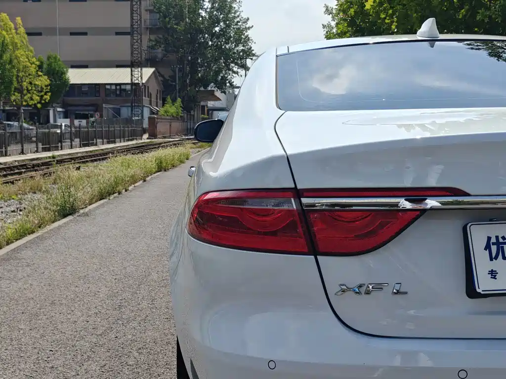 Jaguar XFL — миниатюра 11