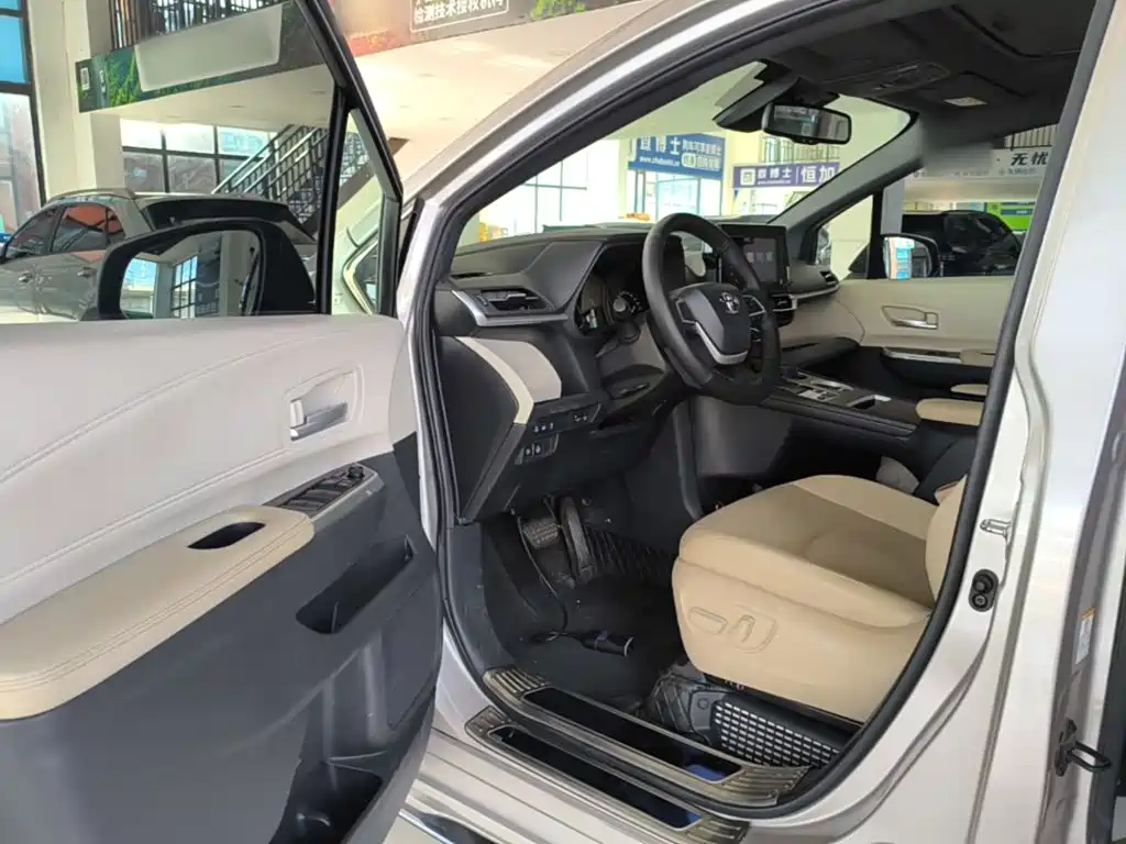 Toyota Sienna — миниатюра 16