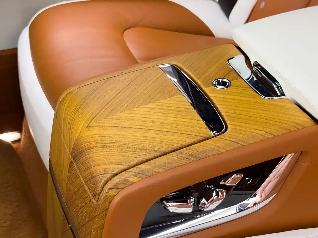 Rolls-Royce Cullinan — миниатюра 34