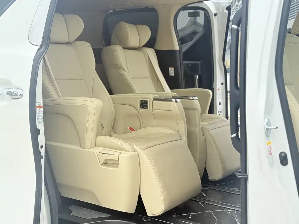 Toyota Alphard — миниатюра 8