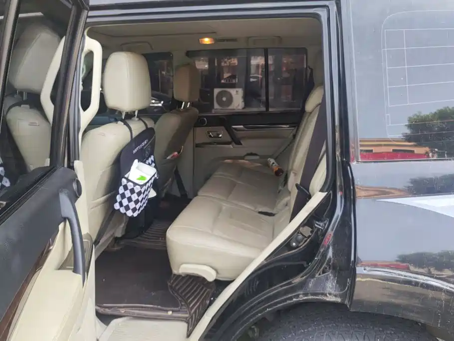 Mitsubishi Pajero (Import) — миниатюра 11