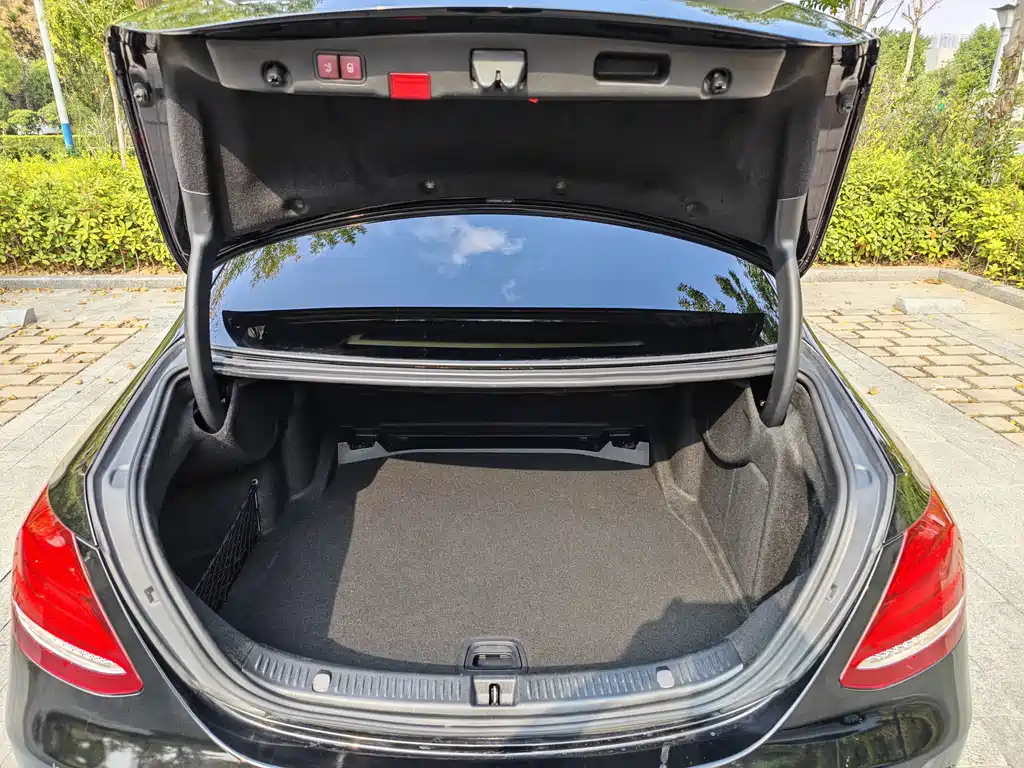 Mercedes-Benz E-Class — миниатюра 12
