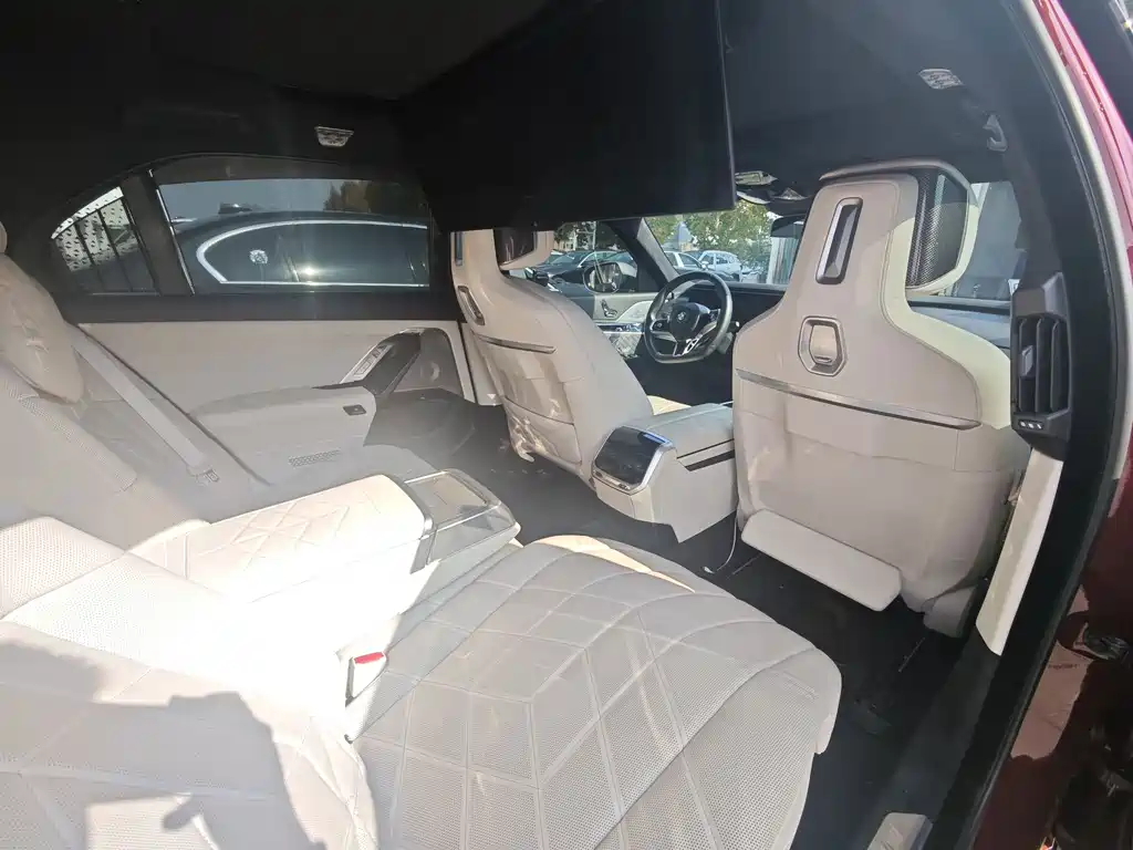 BMW i7 — миниатюра 10