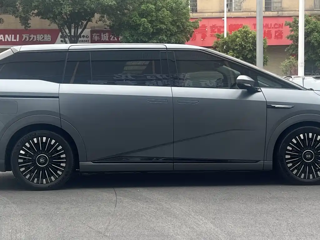 XPeng X9 — миниатюра 9