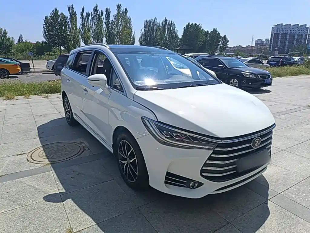 BYD MAX — миниатюра 4