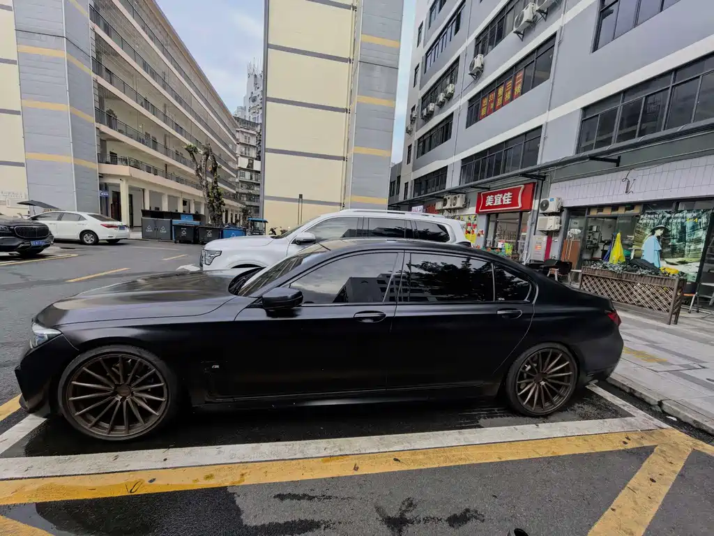 BMW 7 Series — миниатюра 2