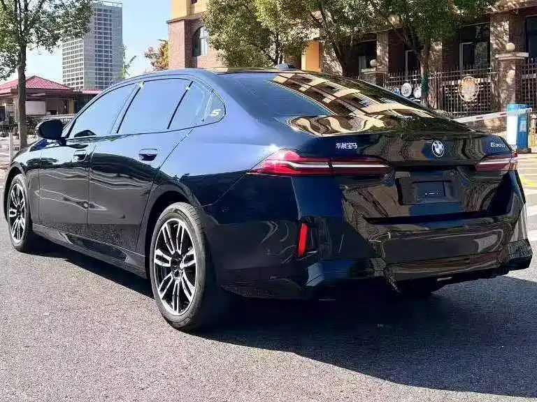 BMW 5 Series — миниатюра 9