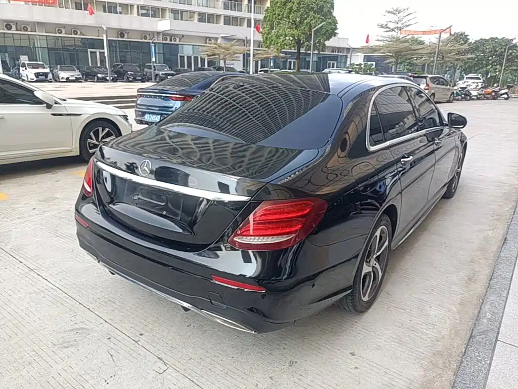 Mercedes-Benz E-Class — миниатюра 7