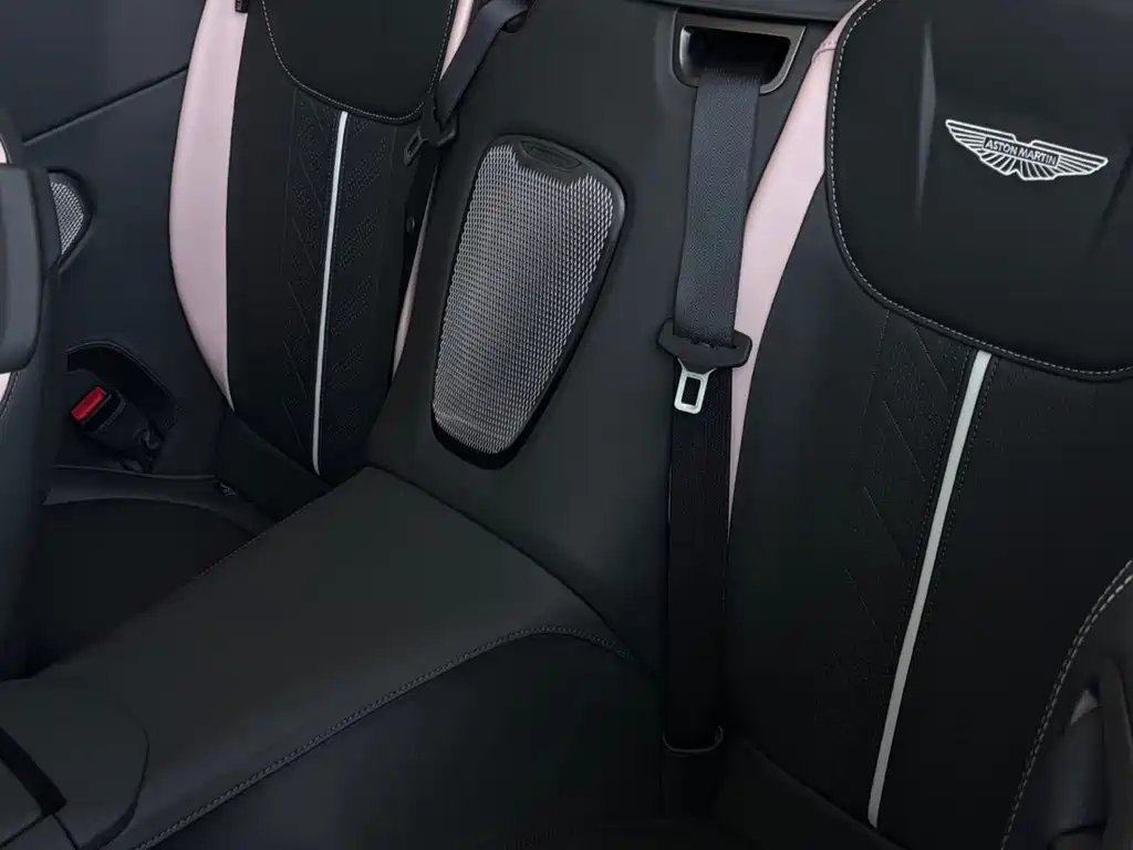 Aston Martin DB12 — миниатюра 14