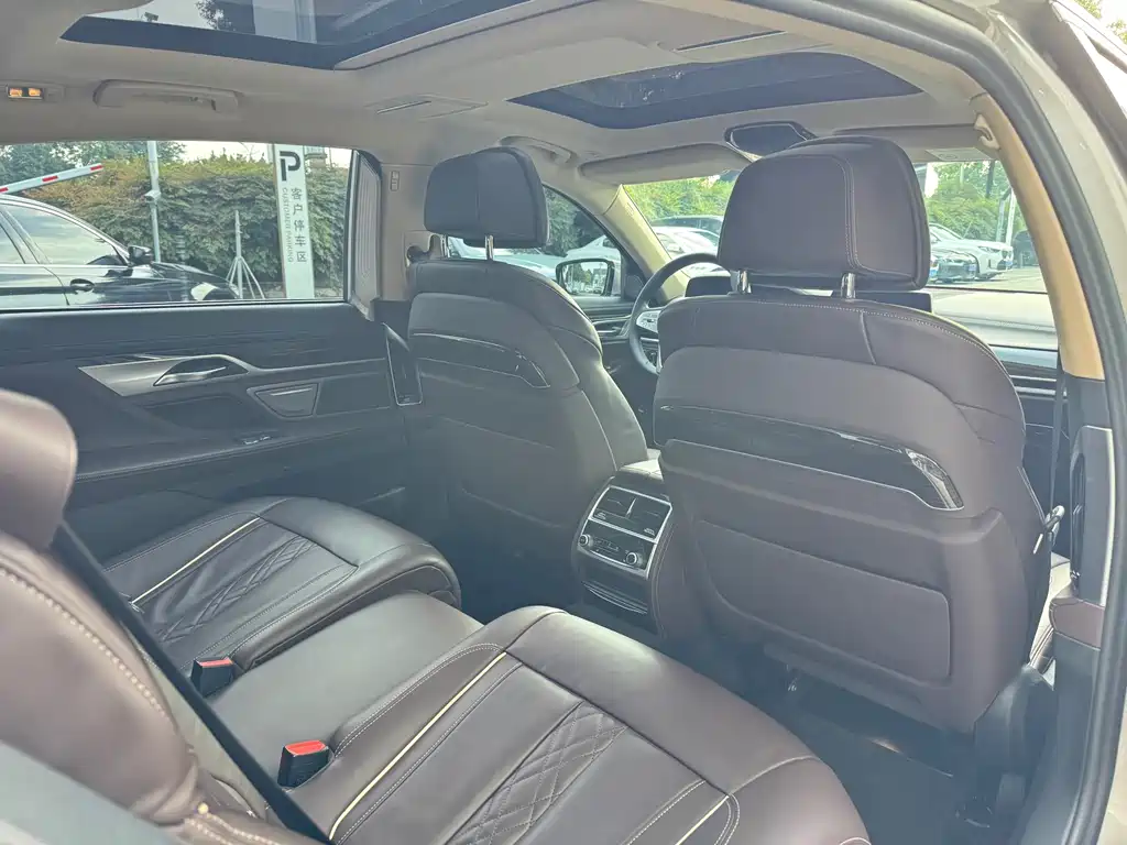 BMW 7 Series — миниатюра 14