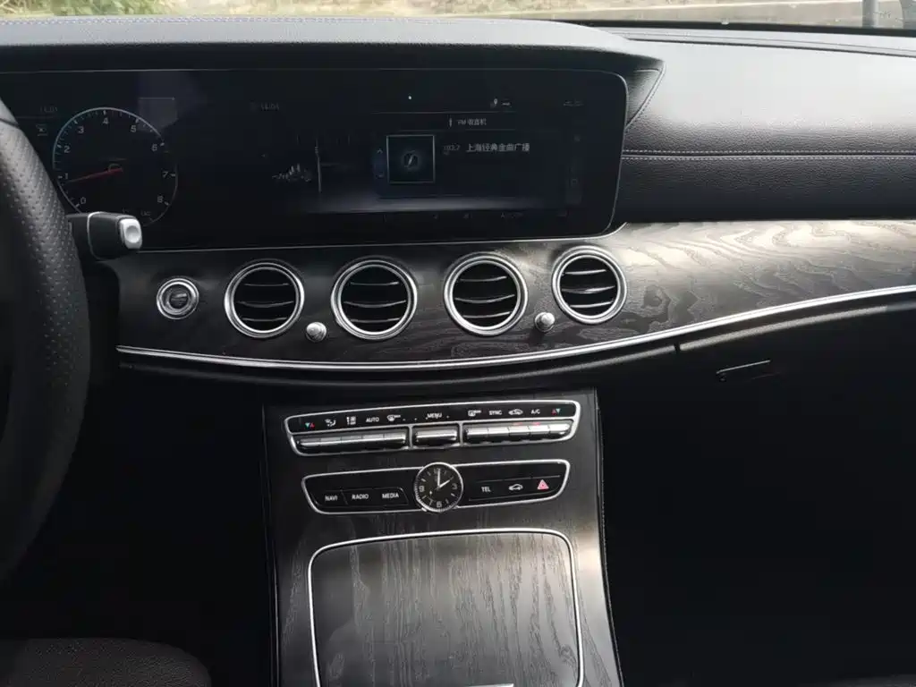 Mercedes-Benz E-Class — миниатюра 9