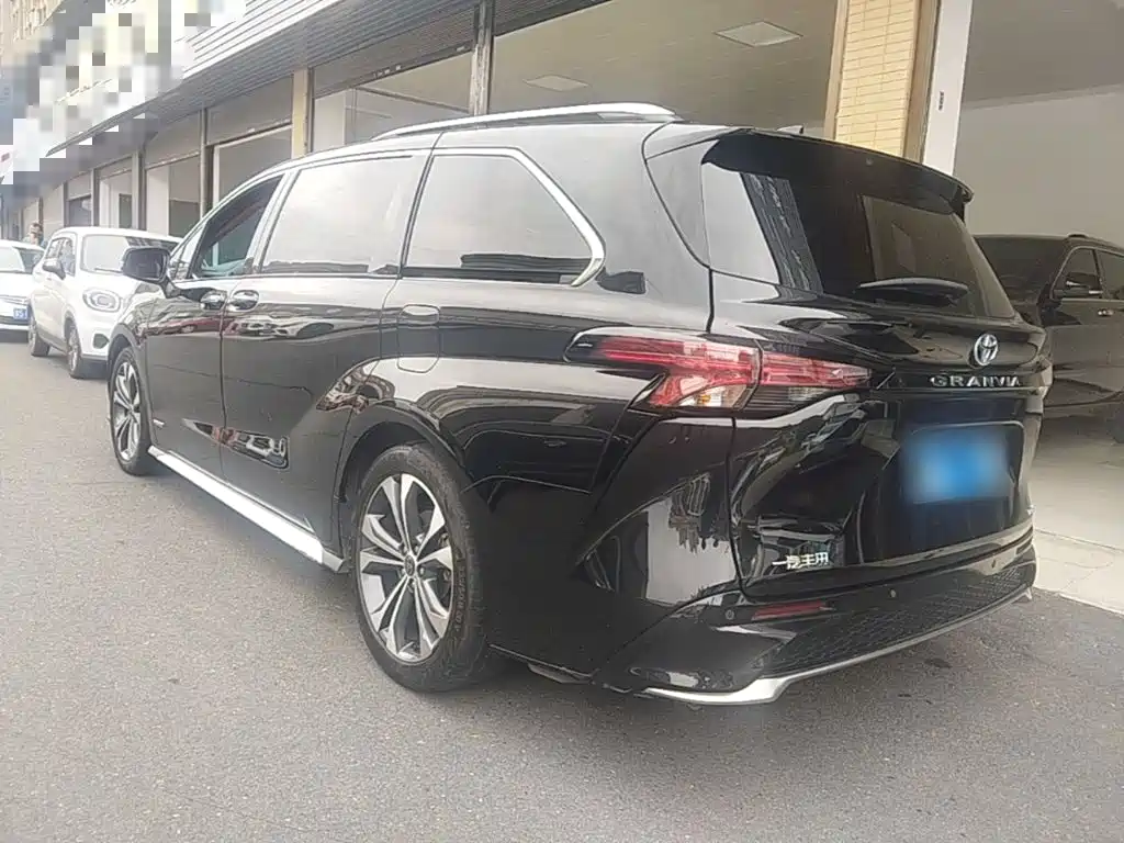 Toyota Granvia — миниатюра 5