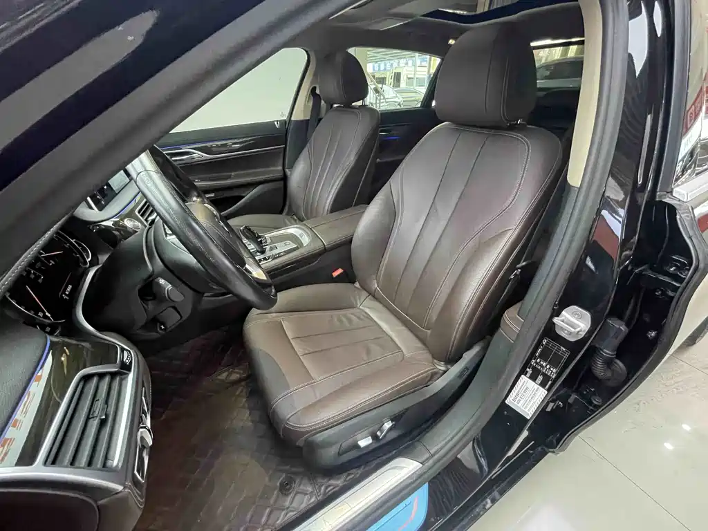 BMW 7 Series — миниатюра 17