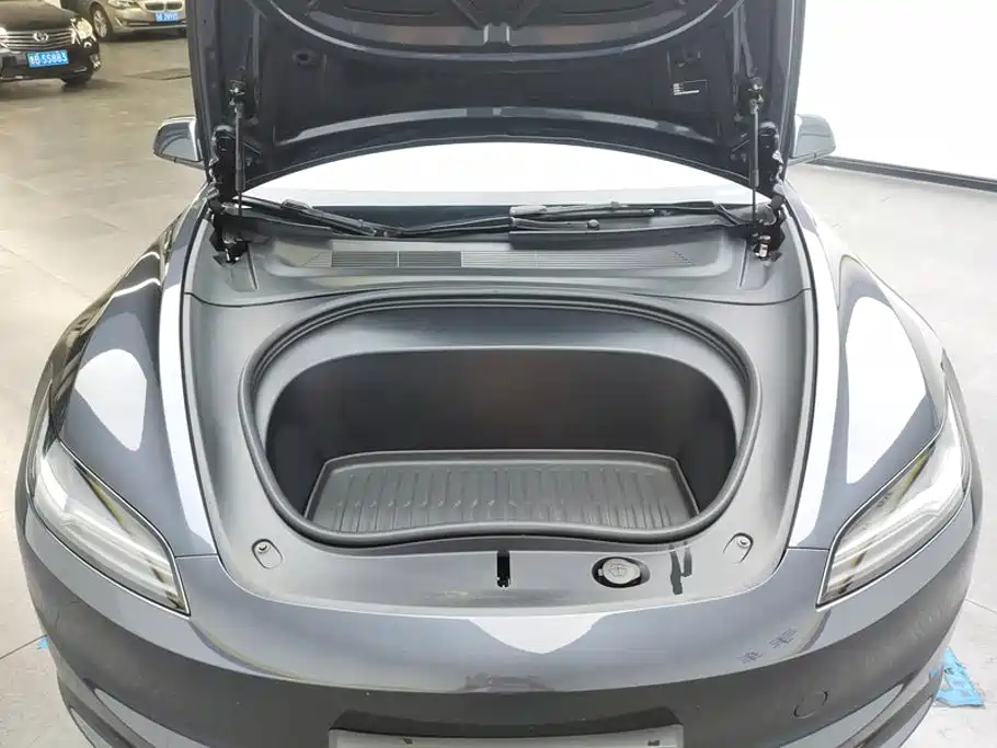 Tesla Model 3 — миниатюра 10
