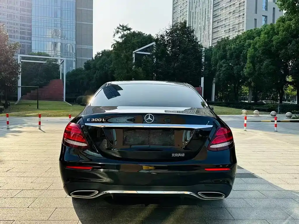 Mercedes-Benz E-Class — миниатюра 6