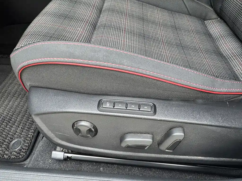Volkswagen Golf GTI — миниатюра 11