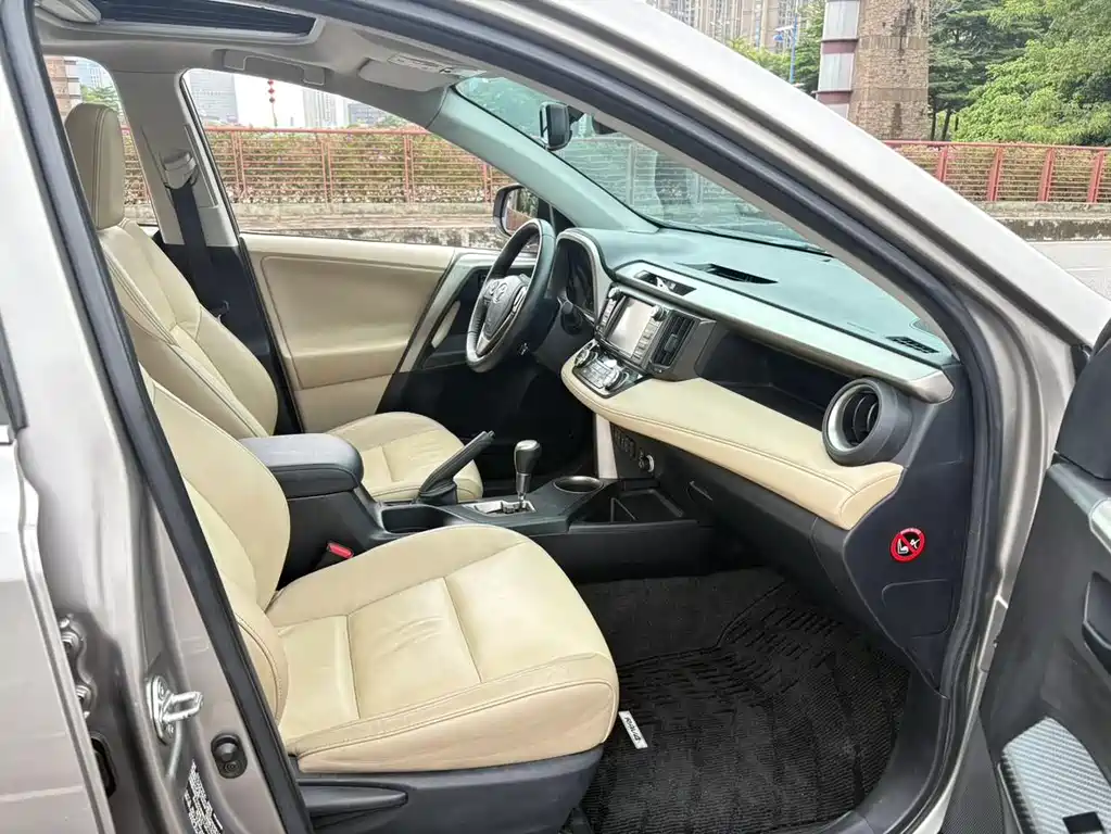 Toyota RAV4 — миниатюра 9