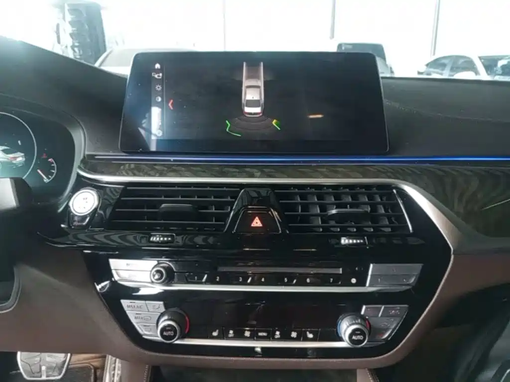 BMW 5 Series — миниатюра 13