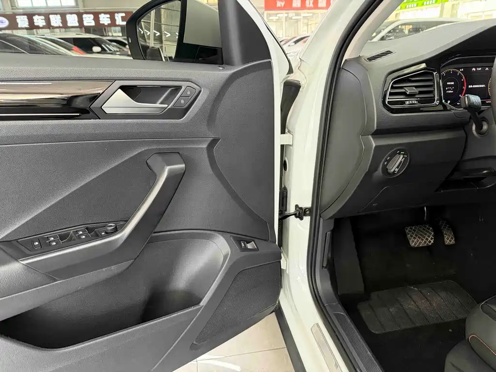 Volkswagen T-Roc — миниатюра 9