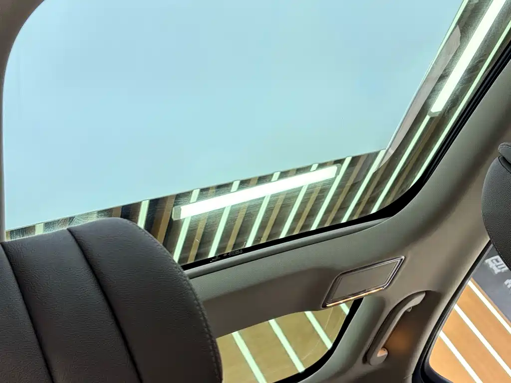 Mercedes-Benz E-Class — миниатюра 5