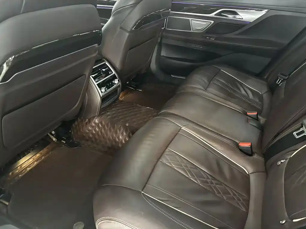 BMW 7 Series — миниатюра 8