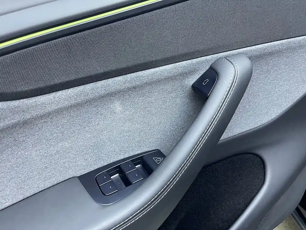 Tesla Model Y — миниатюра 12