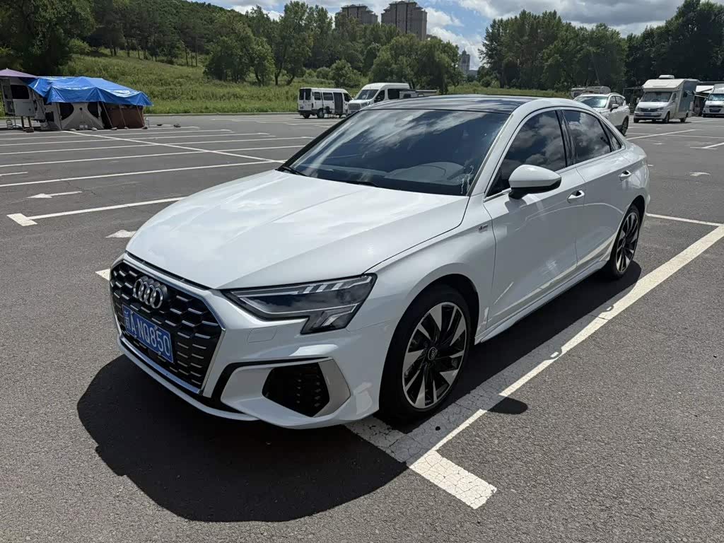 Audi A3 1.4 л 2023 г. Белый, пробег 14000 км