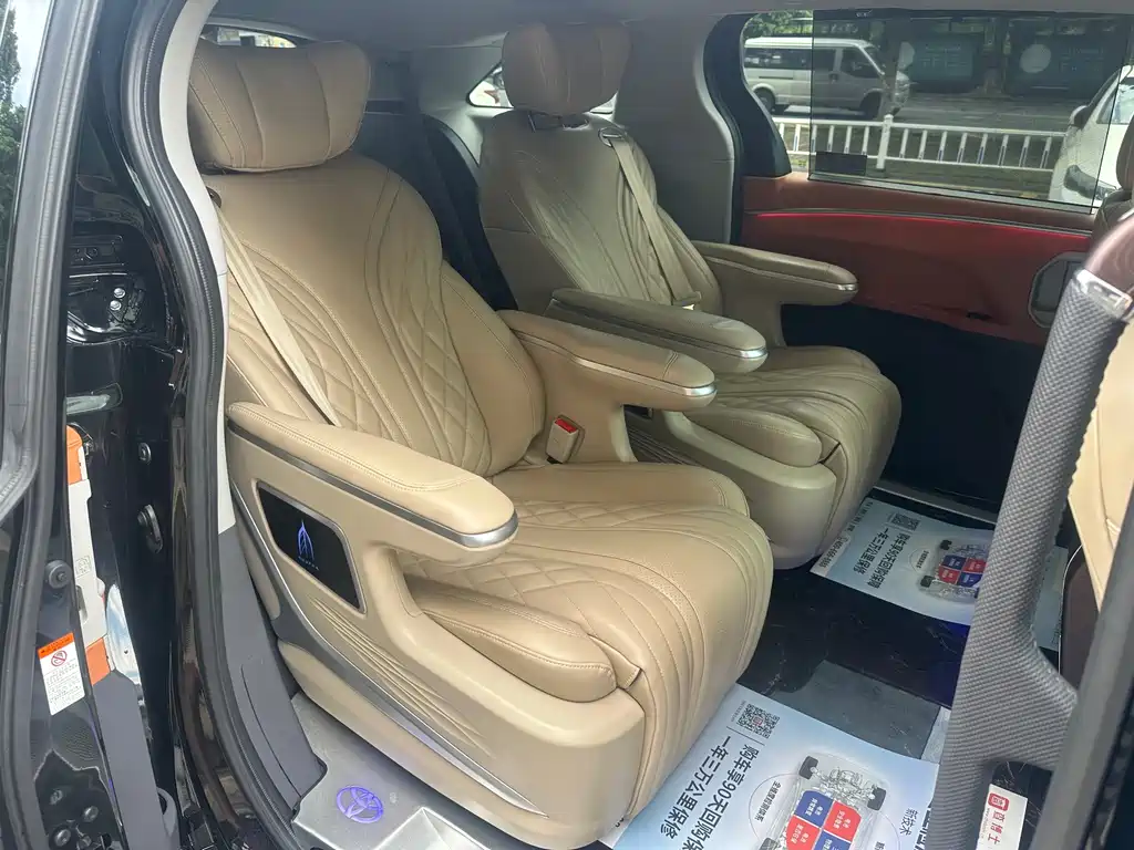 Toyota Granvia — миниатюра 13