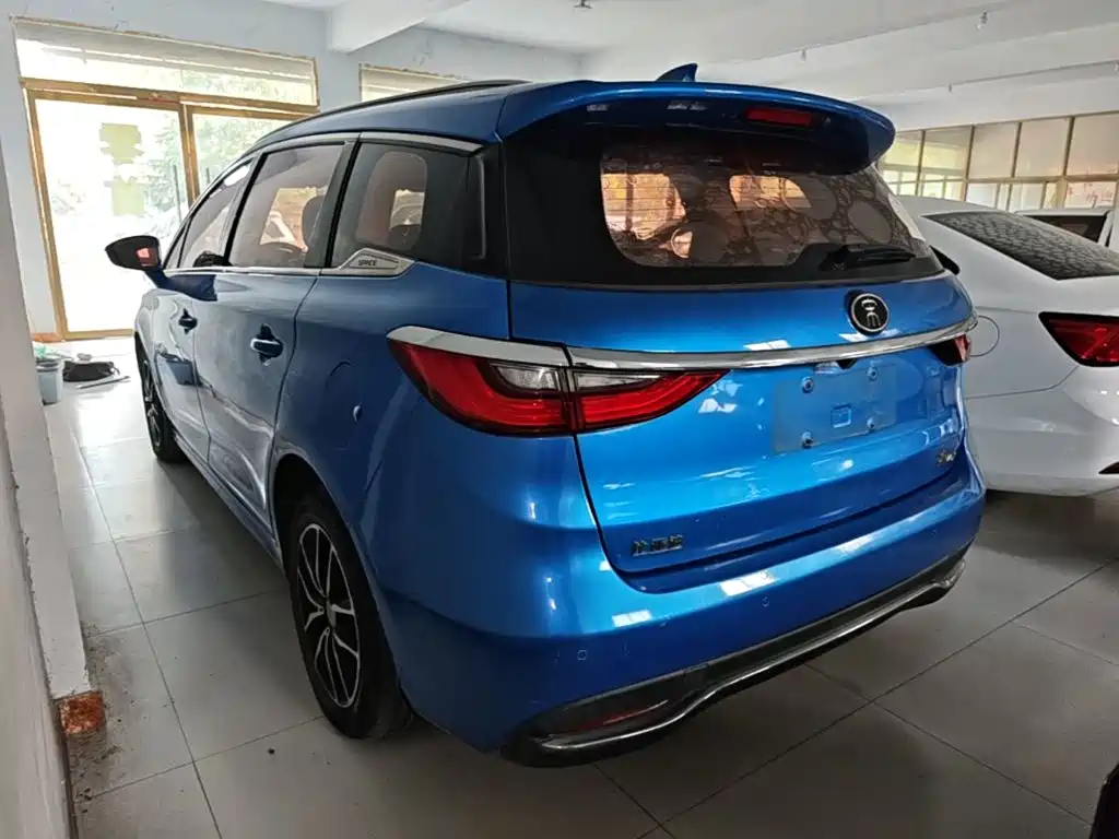 BYD MAX — миниатюра 5