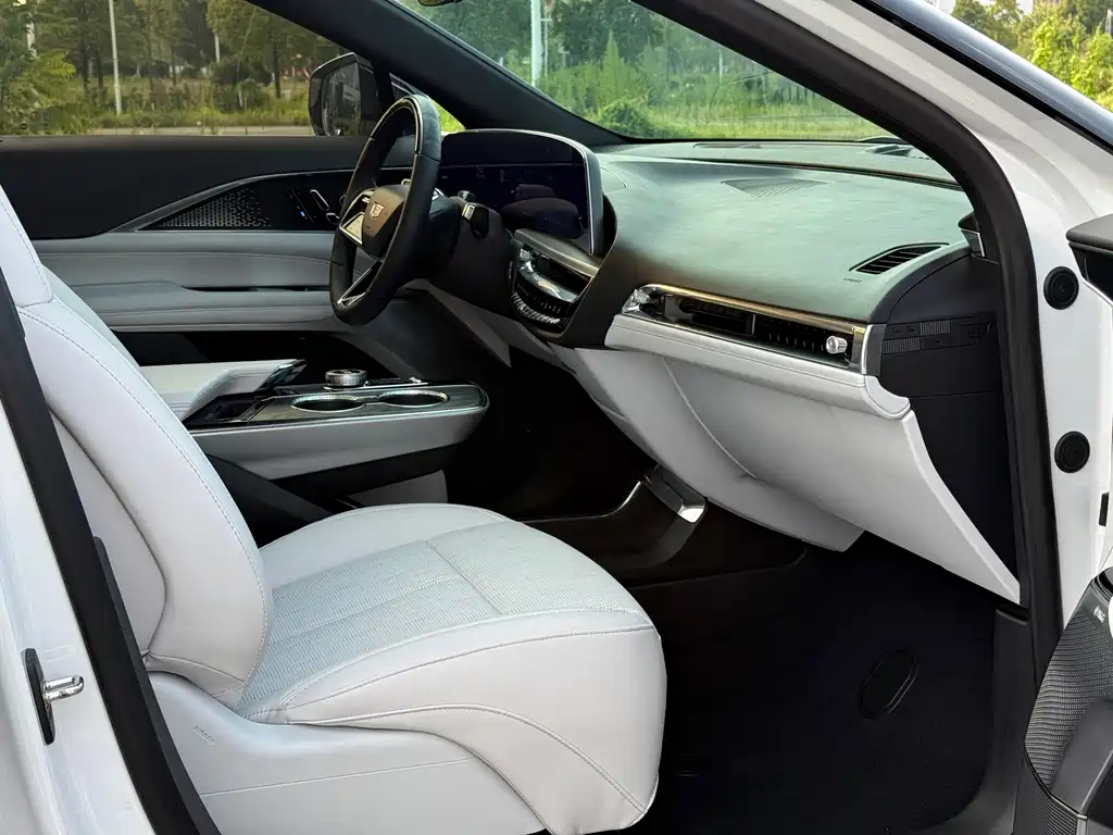 Cadillac Lyriq — миниатюра 11