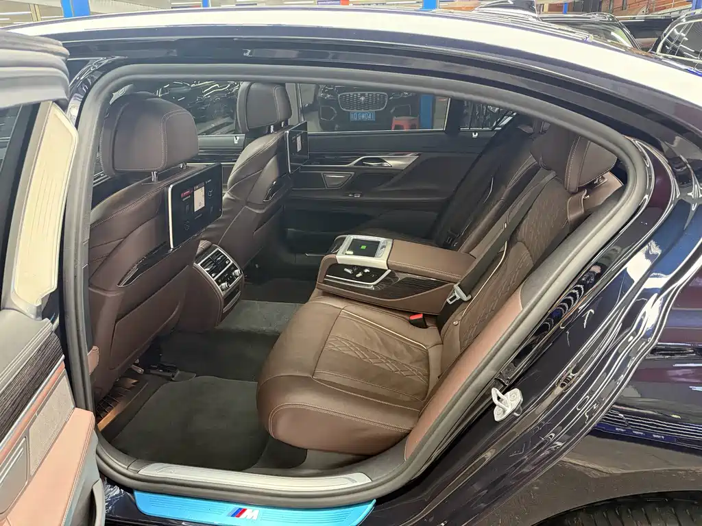 BMW 7 Series — миниатюра 8