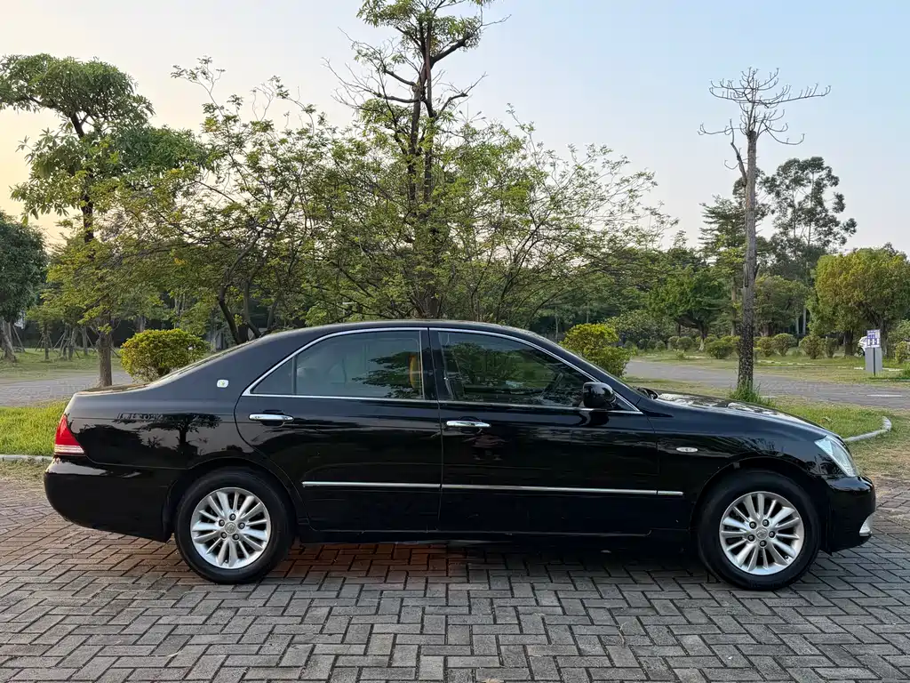 Toyota Crown — миниатюра 8